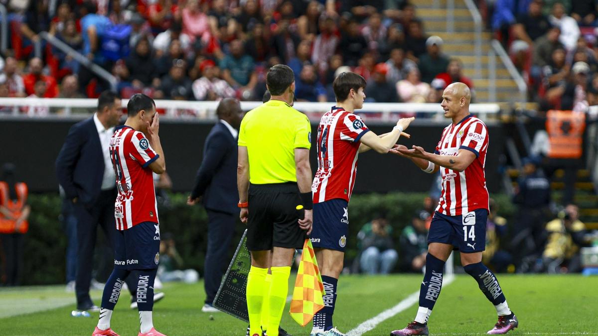 <![CDATA[Video: 'Chicharito' Hernández hace viral su gesto con la ‘Hormiga’ González por el dorsal '14']]>