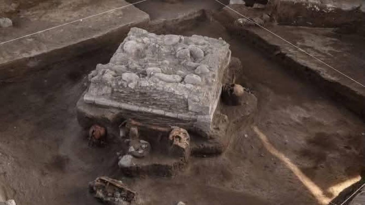 <![CDATA[Hallan altar y ofrendas prehispánicas durante obras del tren México–Querétaro]]>