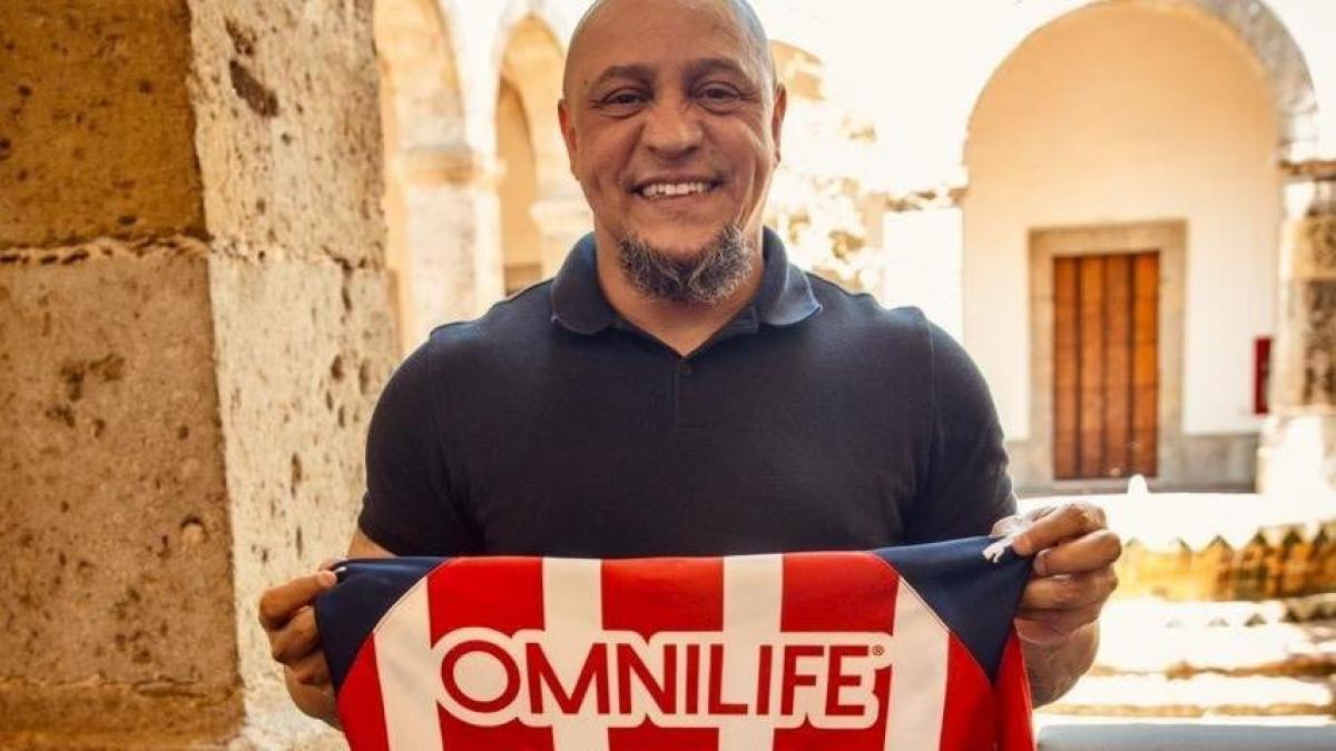¡Fichaje de lujo! Roberto Carlos presume los colores de Chivas y ...