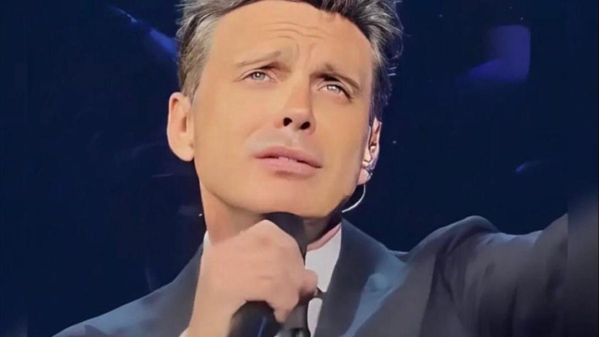 <![CDATA[Captan a Luis Miguel en restaurante de Santiago, Nuevo León y fans enloquecen]]>