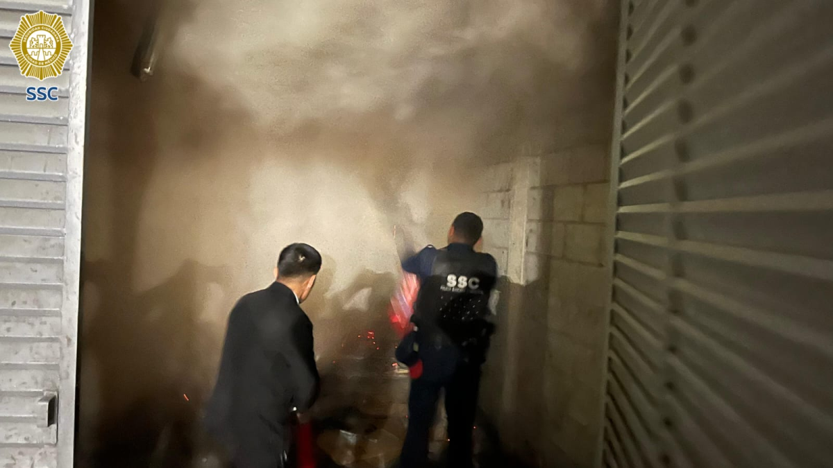 <![CDATA[Elementos de la PBI atienden y controlan incendio en Centro Comercial de la CDMX]]>