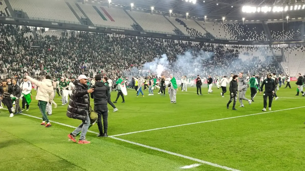 <![CDATA[¡Caos total! Aficionados de Argelia invaden la cancha en el empate ante Uruguay en Turín]]>