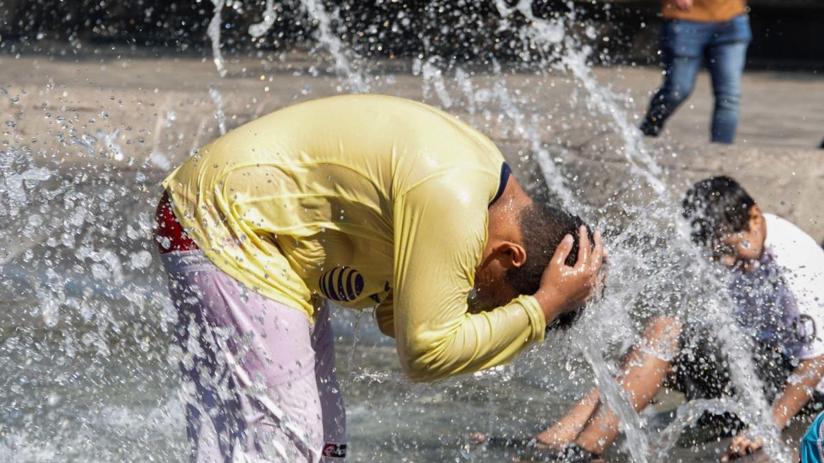 <![CDATA[¿Sabías por qué se echa agua en Sábado de Gloria? Esta es la razón y las multas en CDMX]]>