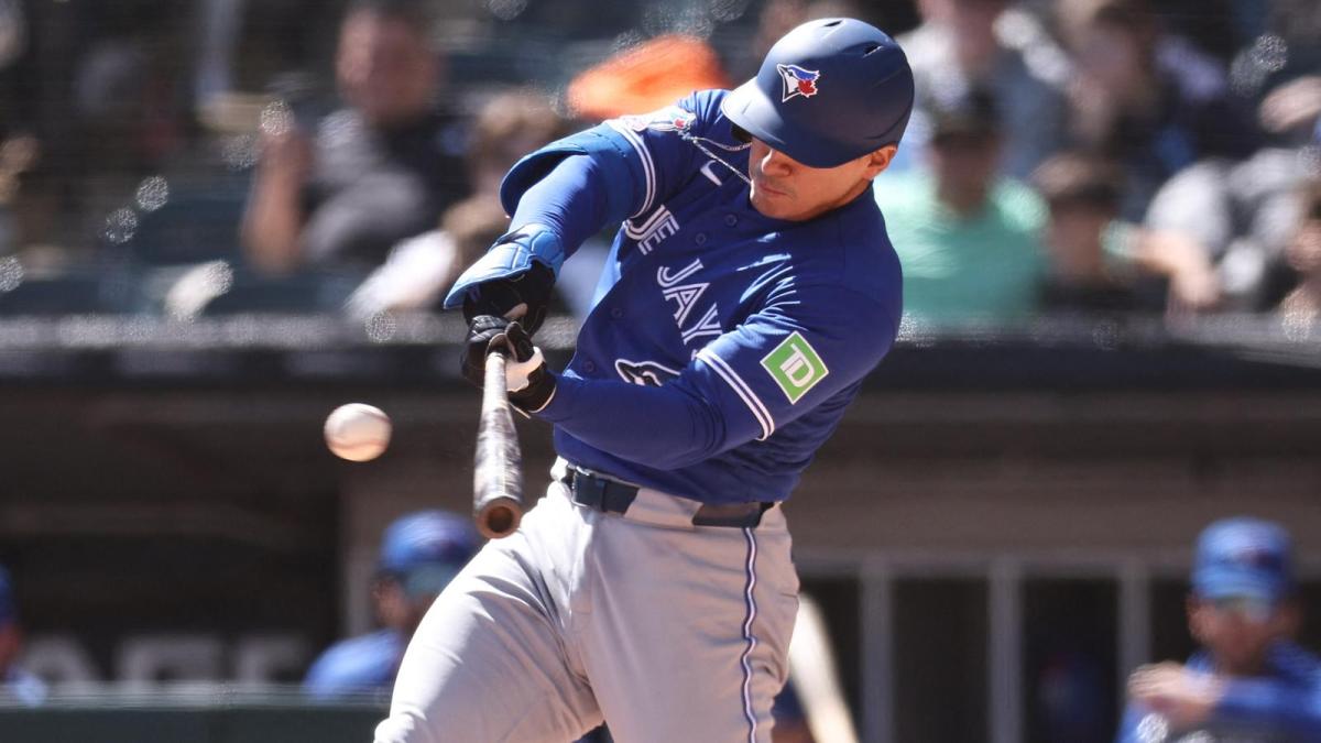 <![CDATA[Con su familia en las gradas, Valenzuela debuta con hit en MLB]]>