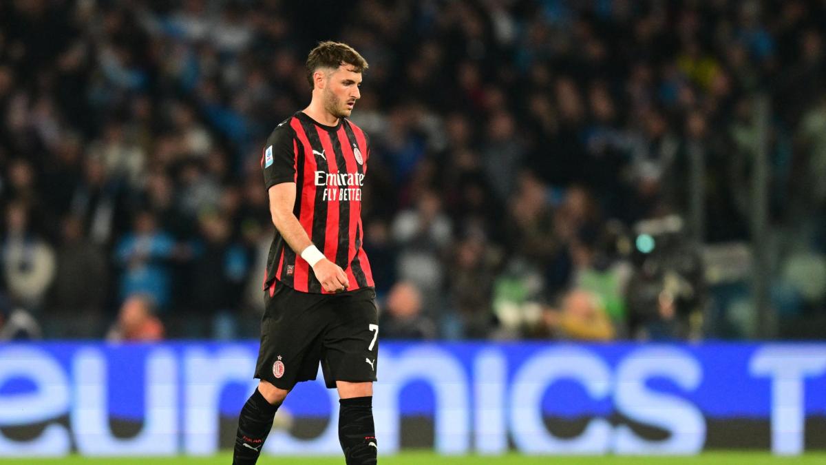 <![CDATA[Milan y Santiago Gimenez se olvidan del título en Serie A tras derrota]]>