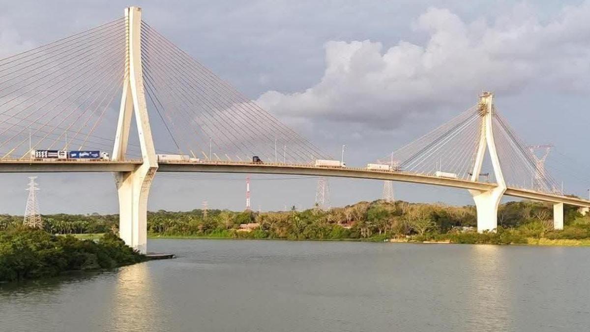<![CDATA[Buscan a tripulante de camioneta que cayó del puente Coatzacoalcos II]]>