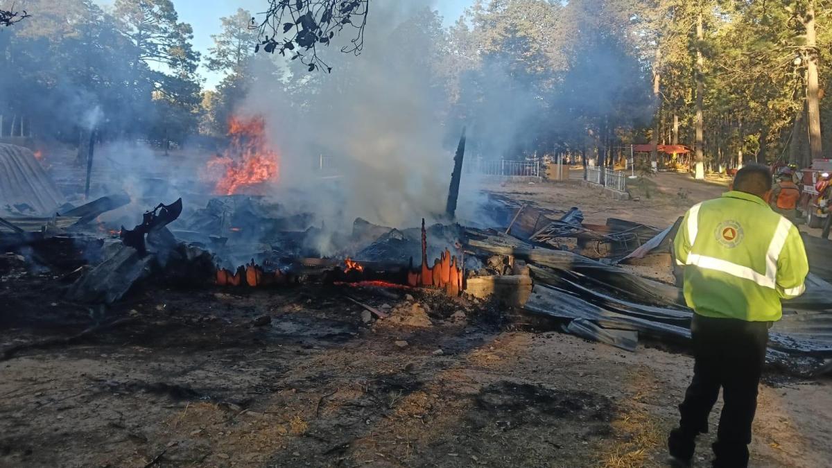 <![CDATA[Incendio reduce a cenizas cabaña de dos pisos en Pueblo Nuevo, Durango]]>
