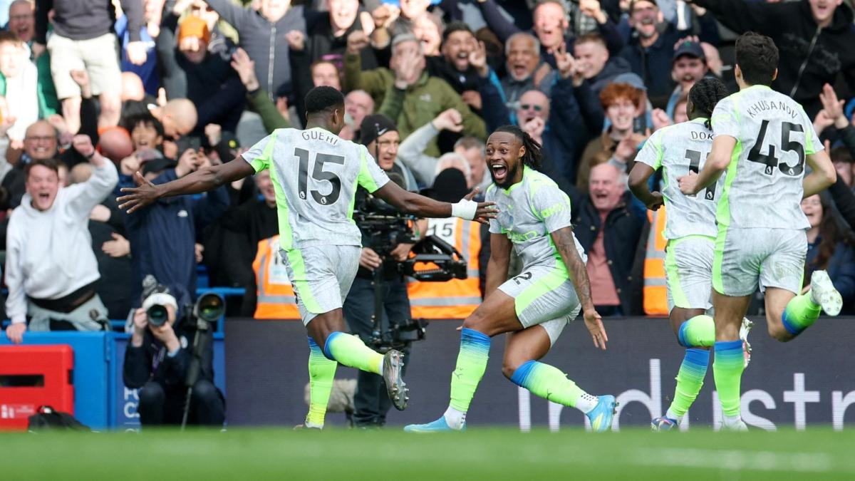 <![CDATA[Manchester City aplasta al Chelsea y hace temblar al Arsenal en la Premier League]]>