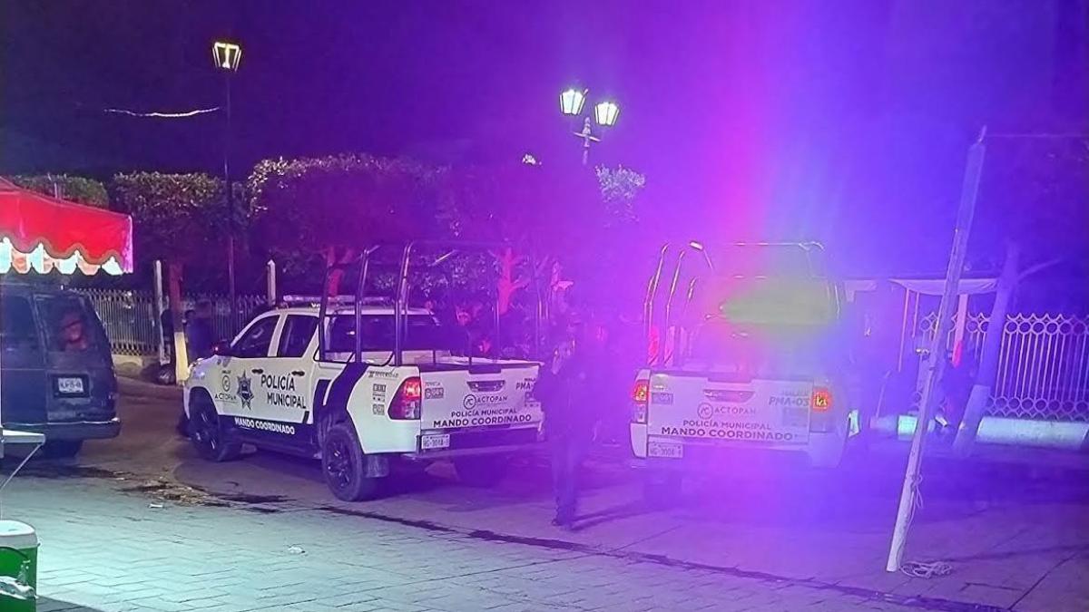 <![CDATA[Policías evitan linchamiento; pobladores ya habían colgado de cabeza a presuntos delincuentes]]>