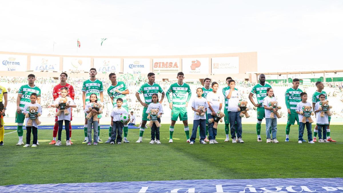 <![CDATA[Ositos de peluche y juguetes en la cancha del Santos Laguna]]>