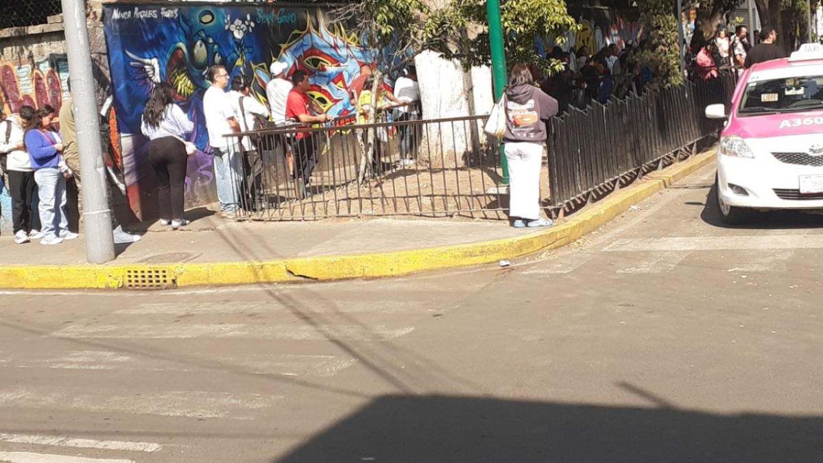 <![CDATA[Tren Ligero falla y deja varados a cientos de usuarios en CDMX]]>
