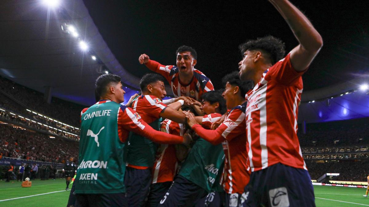 <![CDATA[Milito desafía a críticos tras la remontada de Chivas: 