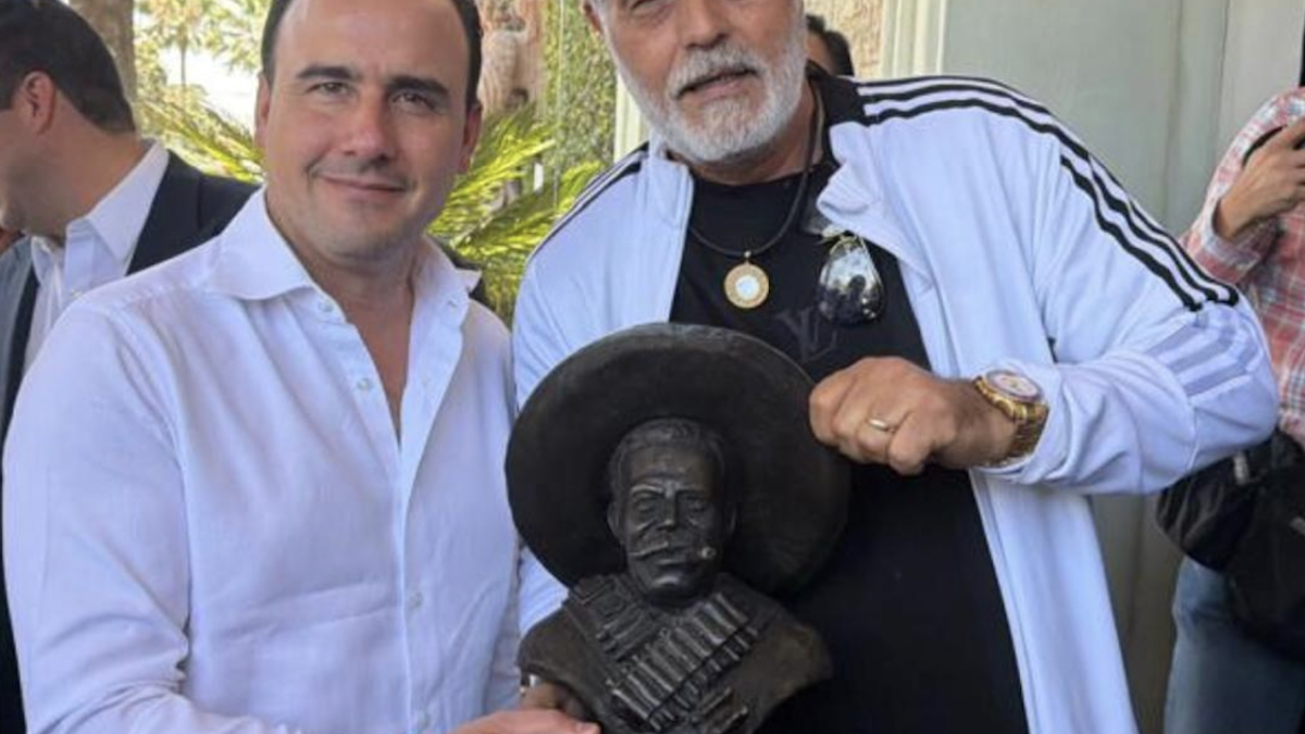 <![CDATA[Ernesto Milanés obsequia a Coahuila bustos de Villa y Zapata]]>