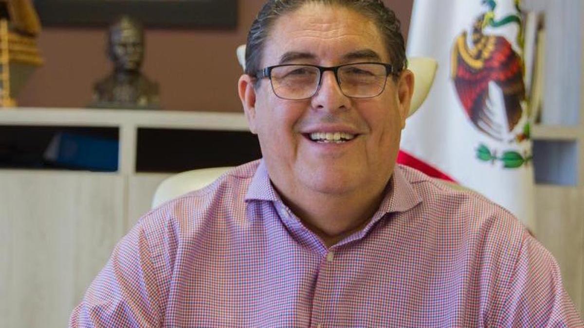 <![CDATA[Víctor Mercado reconoce que se retrató con alcaldes acusados de extorsión en Morelos... pero se deslinda de ellos]]>
