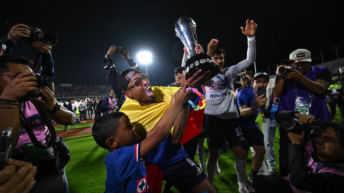 <![CDATA[Willer Ditta reta a golpes a aficionado de Pumas en CU]]>