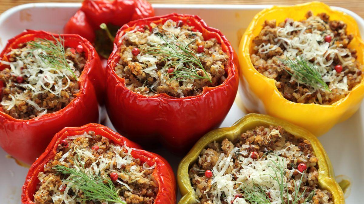 <![CDATA[Sencillos pimientos rellenos de carne molida para comer más verduras sin notarlo]]>