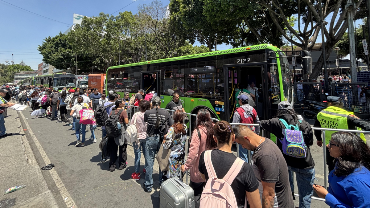 <![CDATA[De nueva cuenta, pasajeros de Línea 2 del Metro sufren por cierres]]>