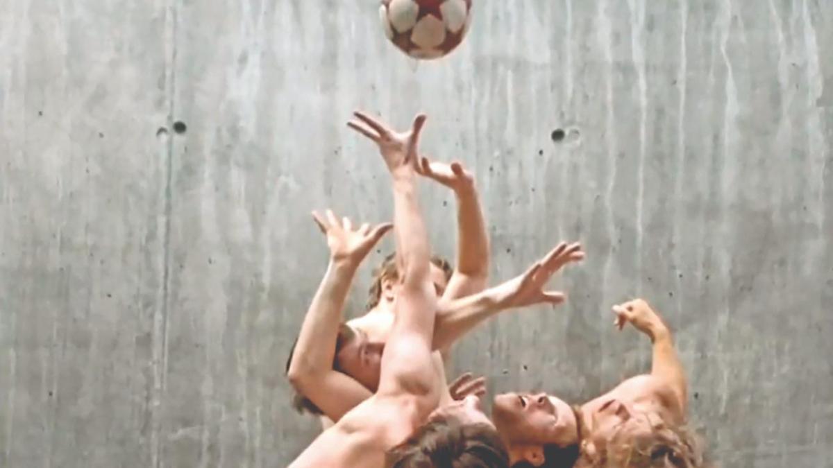 <![CDATA[El futbol como rito tribal: la danza que conquistó el Julio Castillo]]>