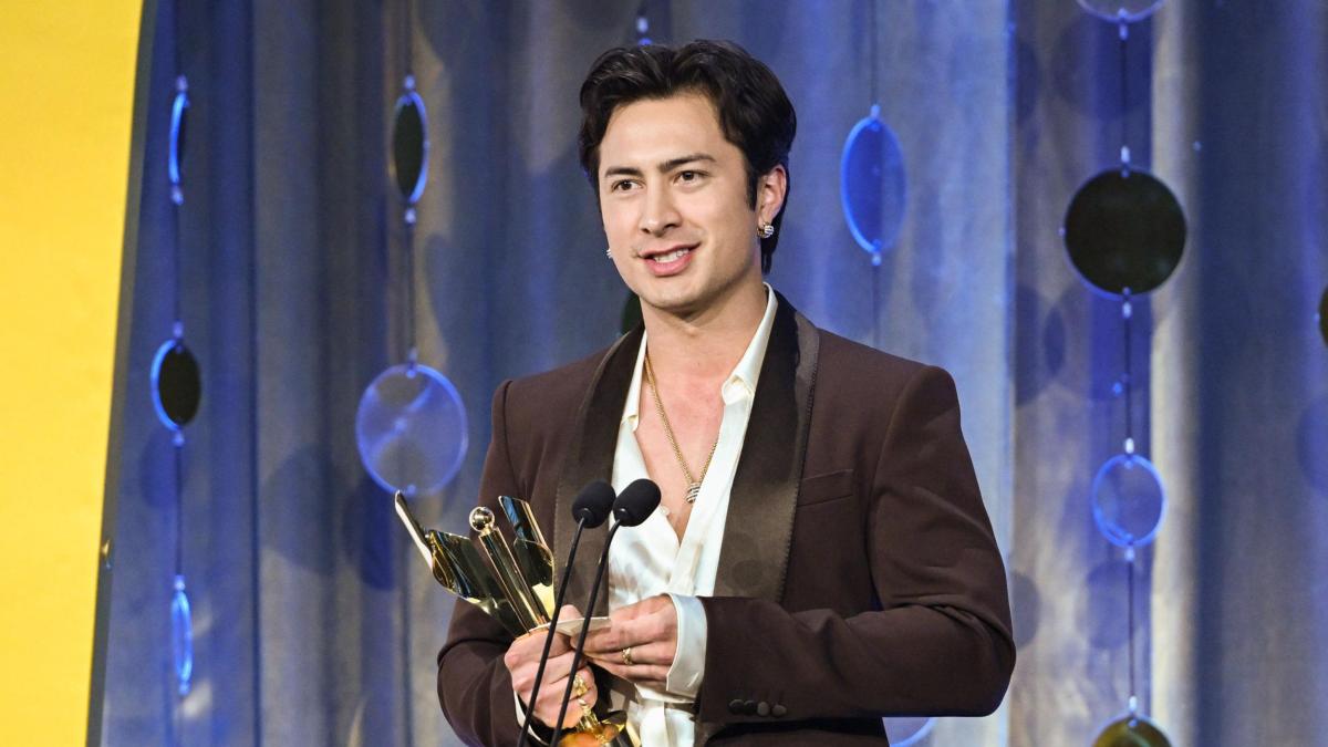 <![CDATA[Hudson Williams gana mejor actor por Heated Rivalry y dedica emotivo mensaje a Connor Storrie]]>