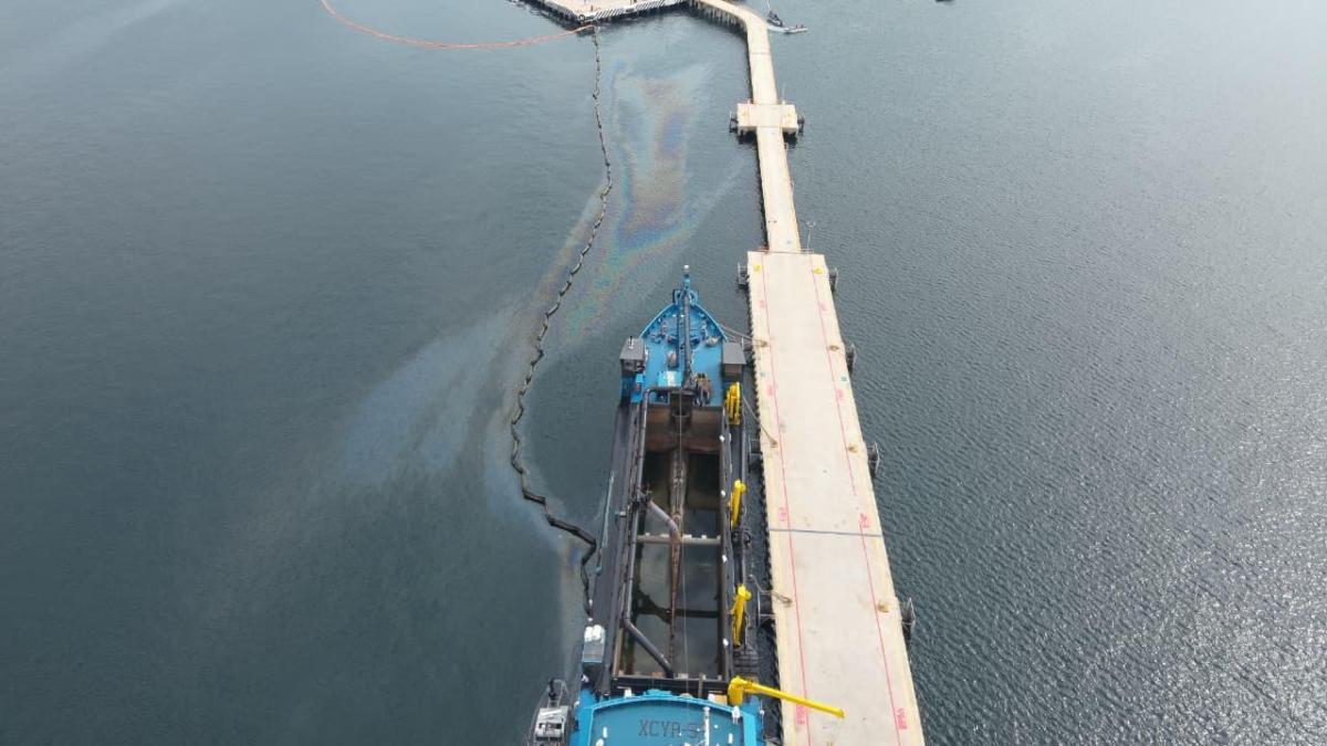 <![CDATA[Semar continúa con limpieza de hidrocarburo derramado en muelle de Manzanillo]]>