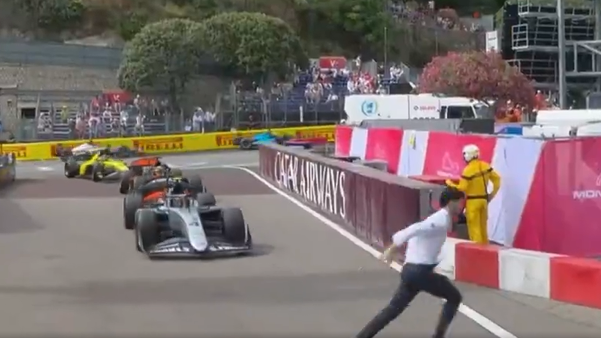 <![CDATA[VIDEO: ¡Susto en Mónaco! Persona se cruza la pista 