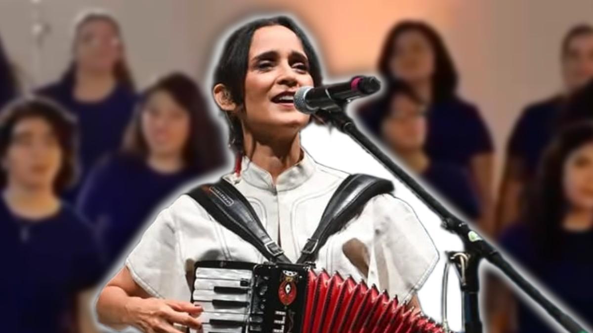 <![CDATA[Julieta Venegas recibe críticas por 'La niña futbol