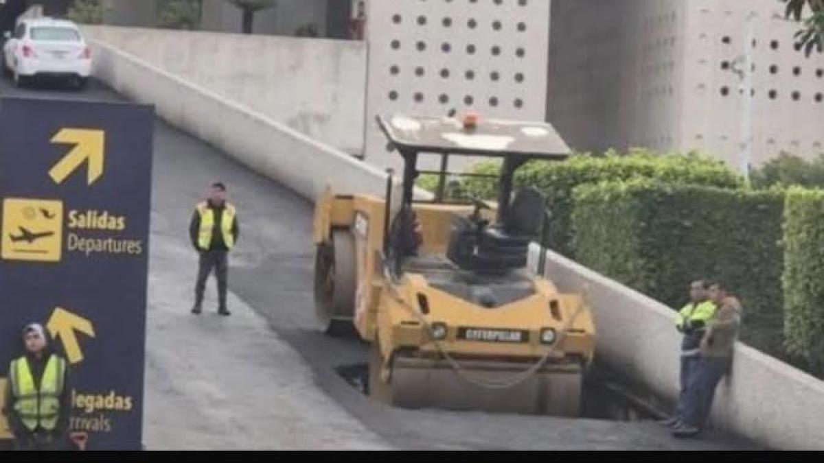 <![CDATA[Se abre socavón y cae aplanadora en rampa de la T2 
