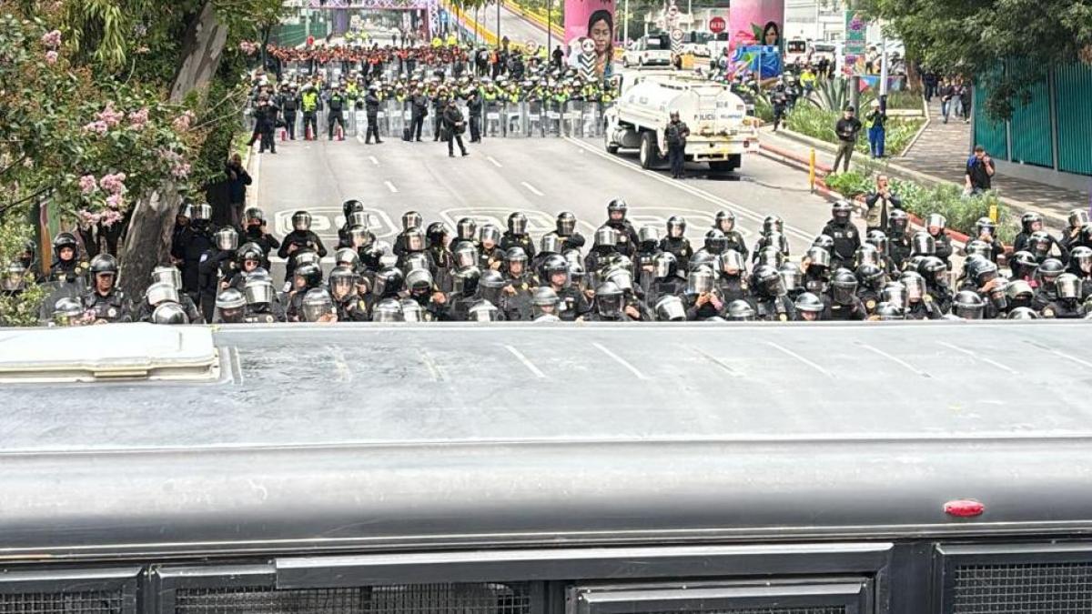 警方暂时阻止CNTE教师工会进军墨城体育场
