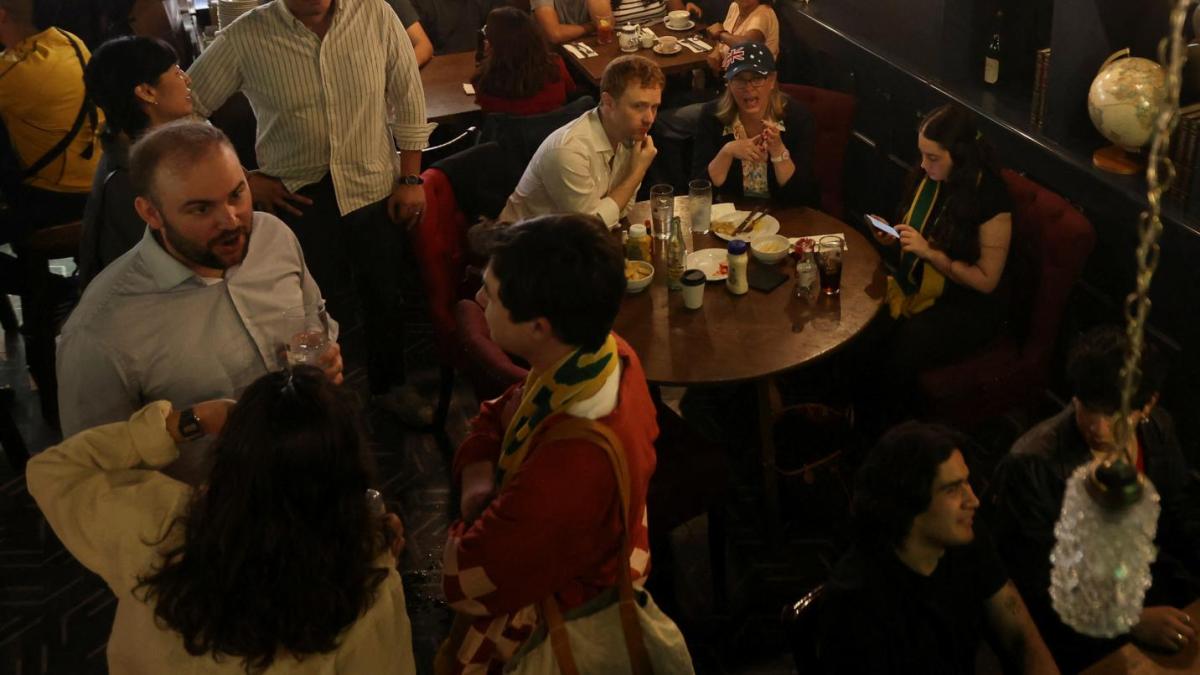 墨西哥城酒吧备战英墨大战 球迷激情对决