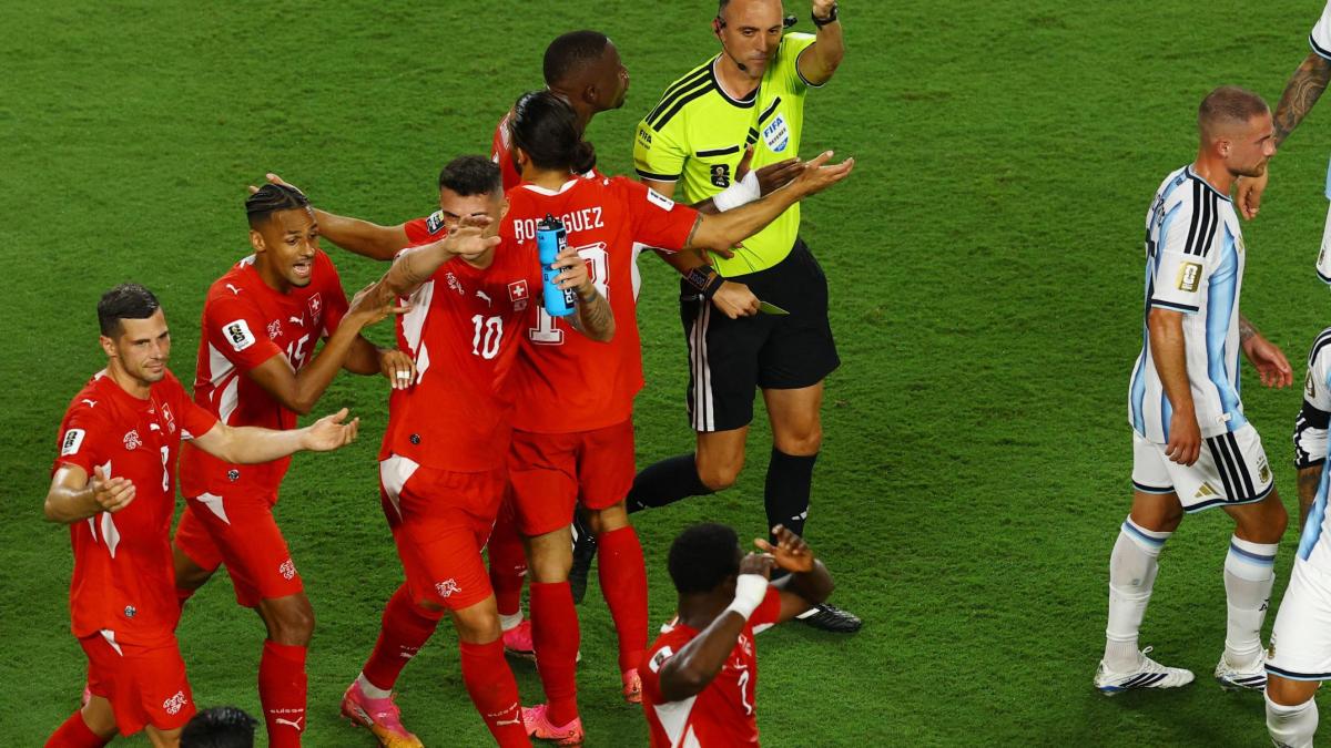Argentina vs Suiza: La increíble expulsión de Embolo por la nueva regla ...