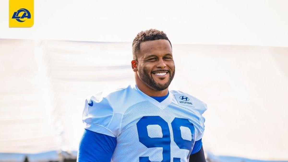 <![CDATA[Aaron Donald regresa del retiro para jugar una temporada más con Los Angeles Rams]]>