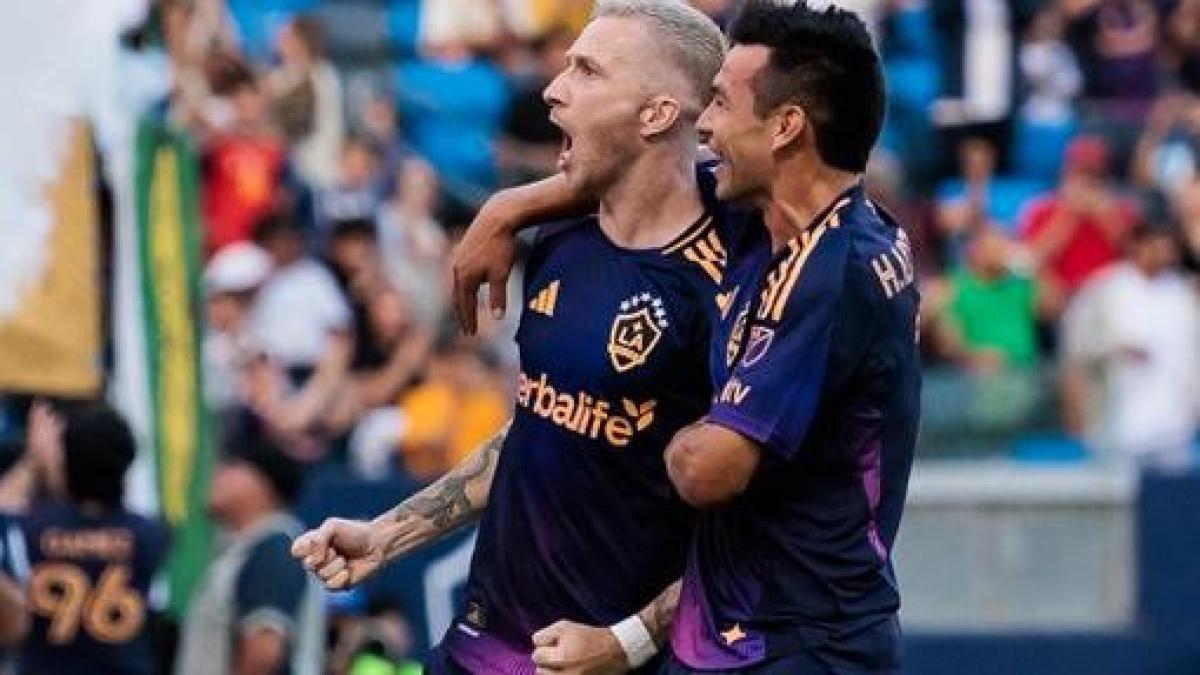 <![CDATA[Chucky Lozano asiste y LA Galaxy vence 2-1 al New England Revolution]]>