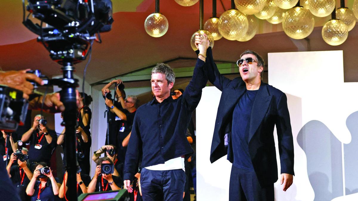 <![CDATA[Liam y Noel Gallagher se roban la atención en La Mostra con su actitud]]>
