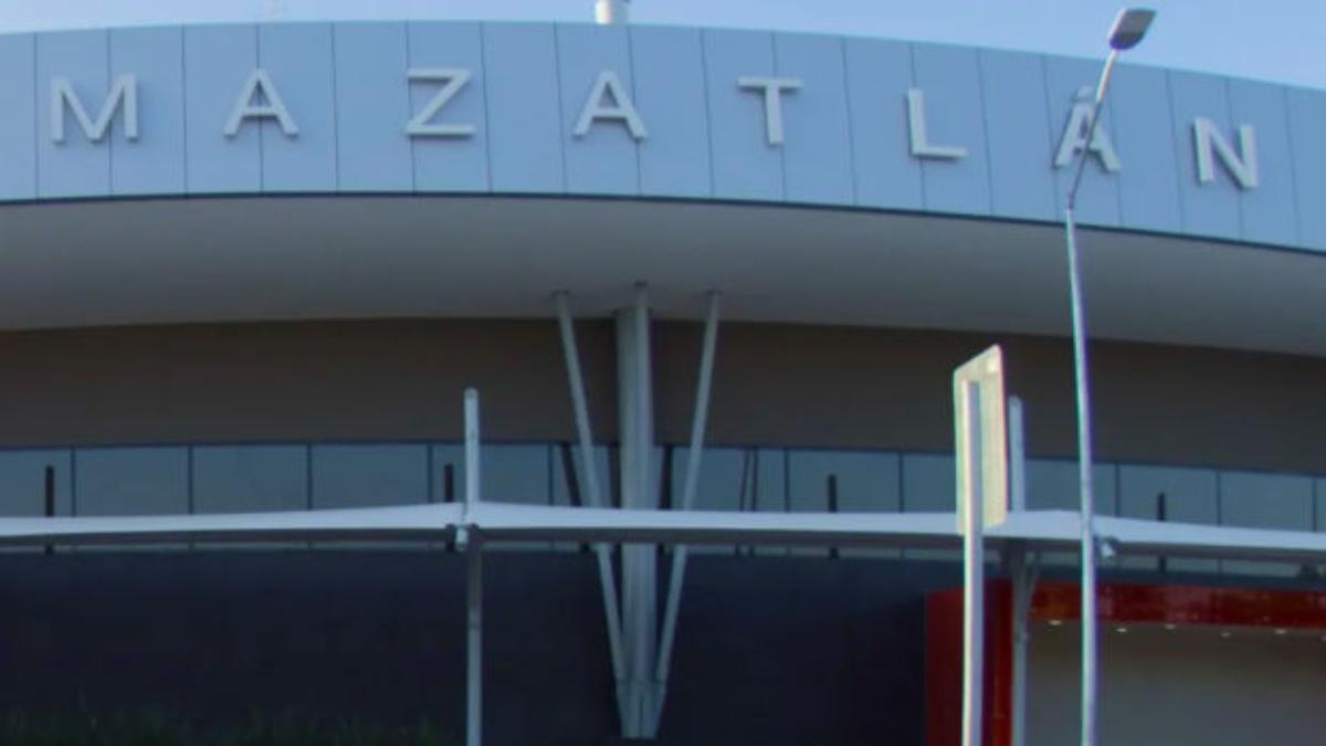 <![CDATA[Hombre herido intenta refugiarse en el aeropuerto de Mazatlán, Sinaloa]]>