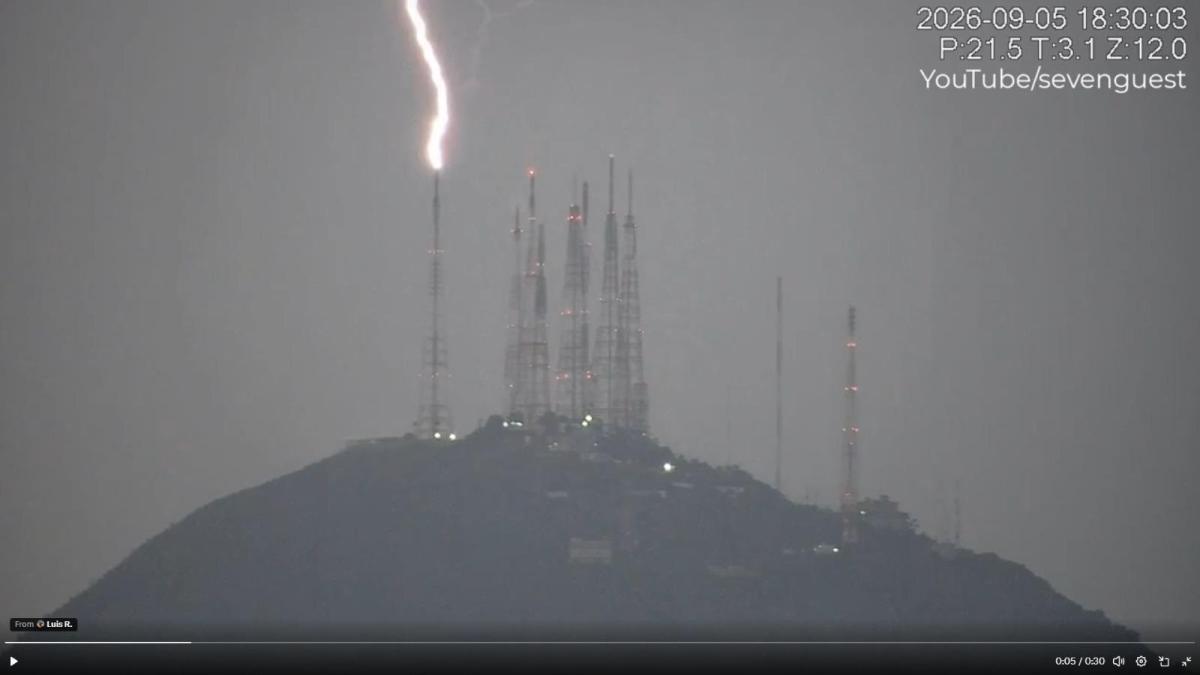 <![CDATA[VIDEO: Captan impresionante rayo que impacta antena del Cerro del Chiquihuite]]>