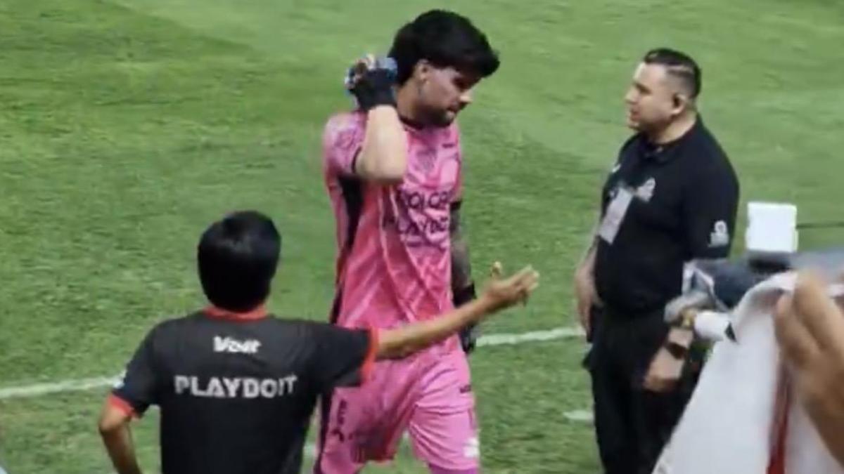 <![CDATA[¡Polémica en Necaxa! Luis Jiménez hace gesto ofensivo a la afición tras ser expulsado]]>