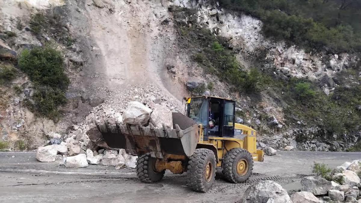 Lluvias generan derrumbes y cierres viales en la Sierra de Querétaro