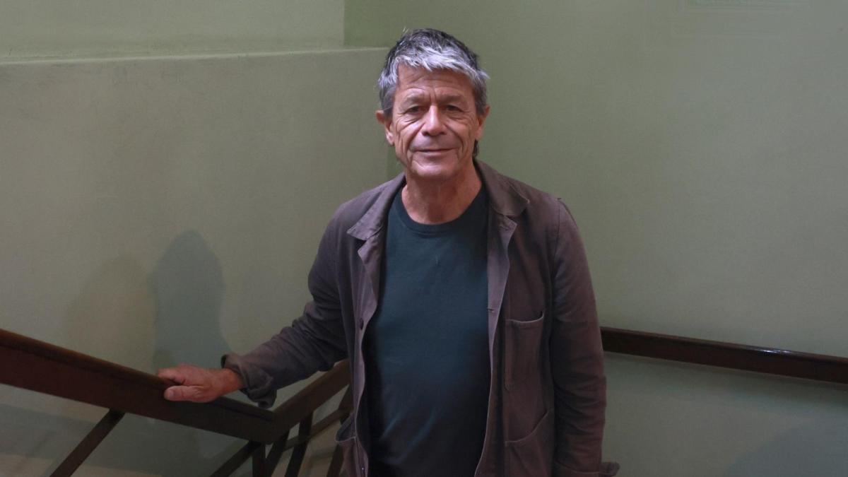 Emmanuel Carrère alerta sobre los riesgos de la inteligencia artificial