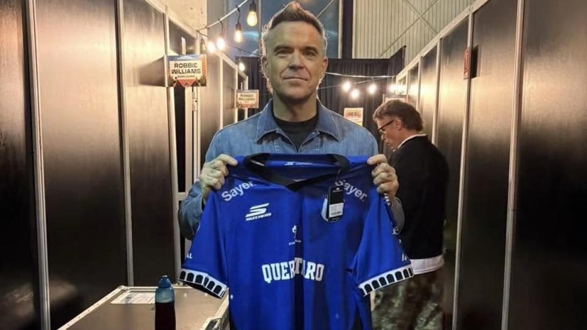 ¡Gallos de Querétaro sorprenden a Robbie Williams con una playera del equipo!