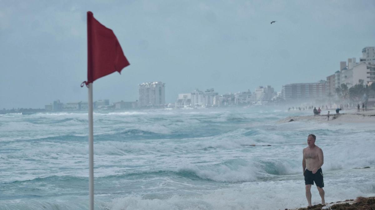 <![CDATA[¡A cachetadas! Mujer ignora alerta roja y agrede a salvavidas en Manzanillo | VIDEO]]>