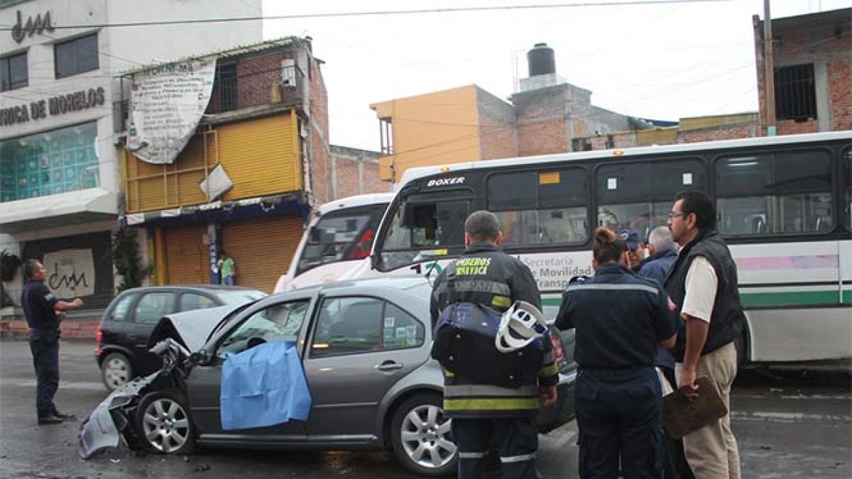 Choque entre automóvil y camión deja un muerto en Cuernavaca