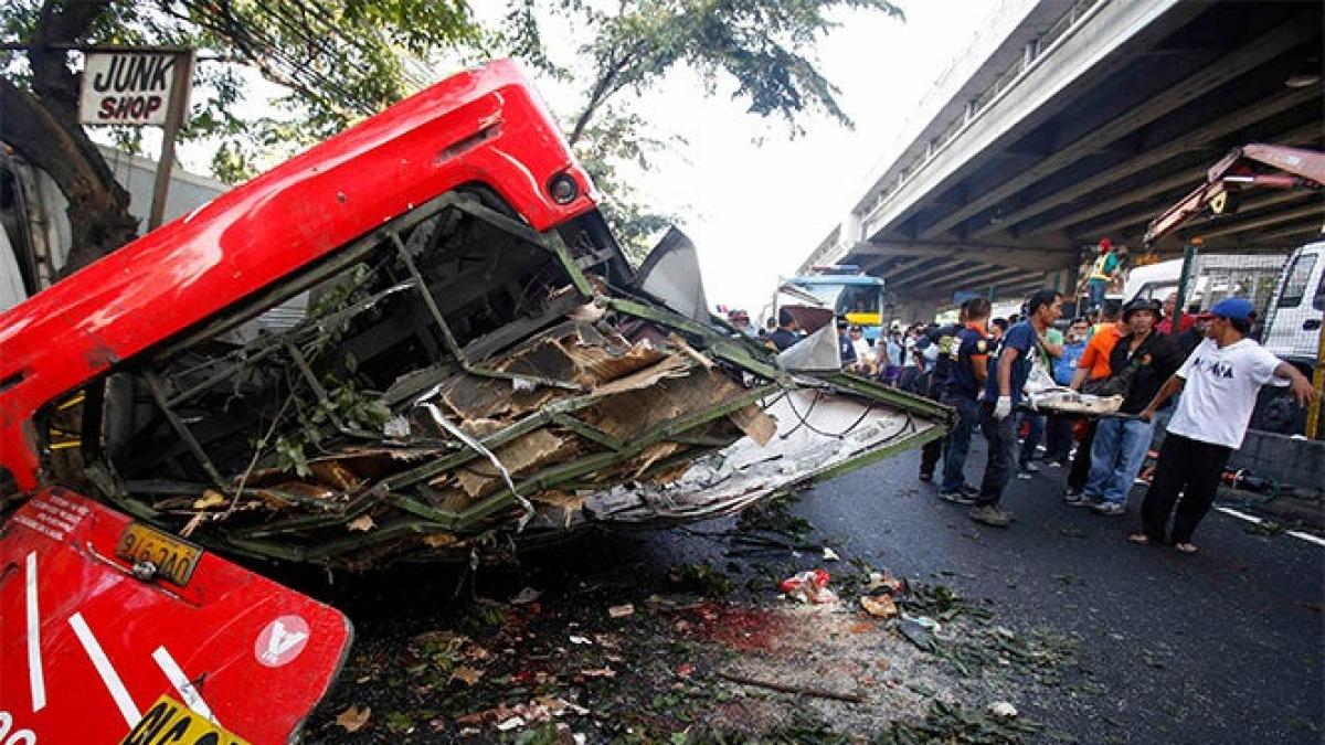 Autobús cae de puente y aplasta camioneta en Filipinas; al menos 20 muertos