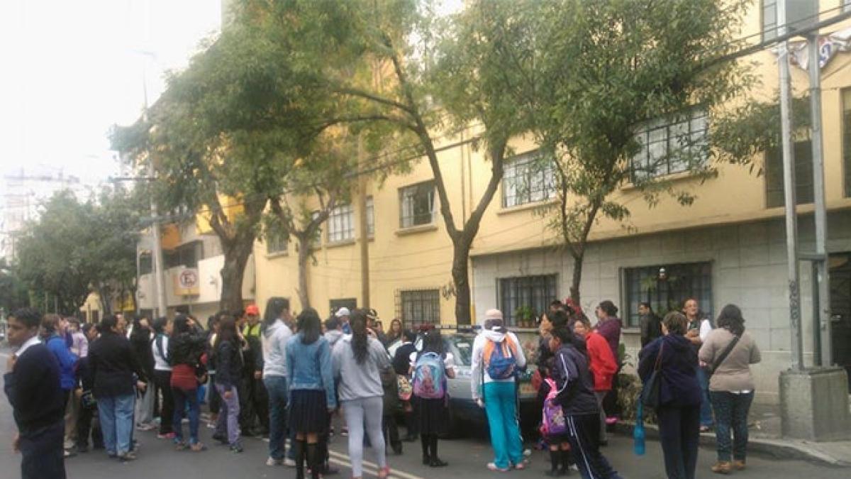 Padres y alumnos protestan por ‘bullying’ en primaria del DF