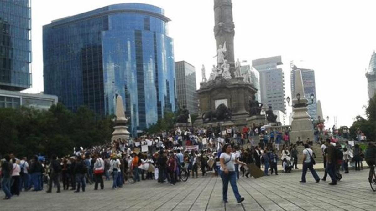 Marchan en el DF por desaparición de normalistas en Iguala