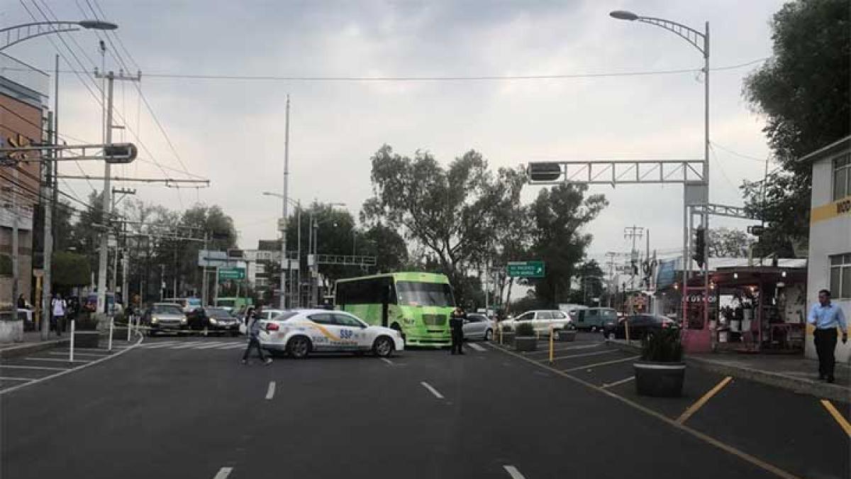 Jóvenes bloquean Insurgentes a la altura de Ciudad Universitaria