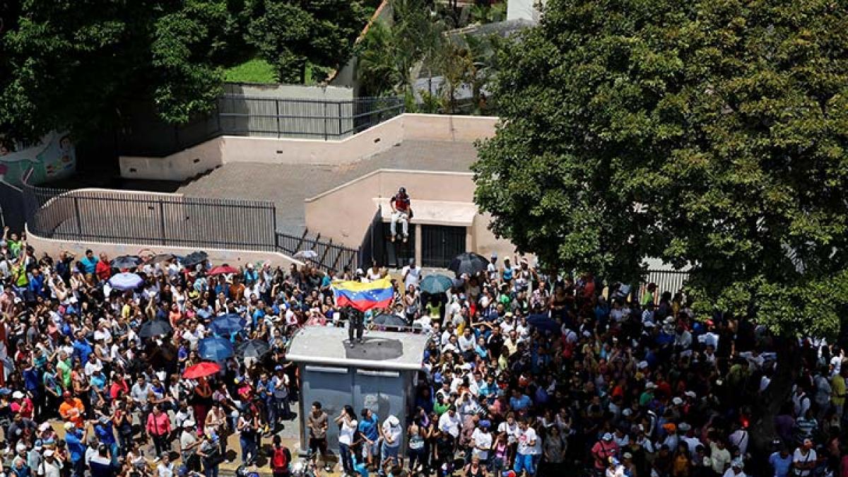 Grupo armado ataca centro de votación en Venezuela; hay un muerto