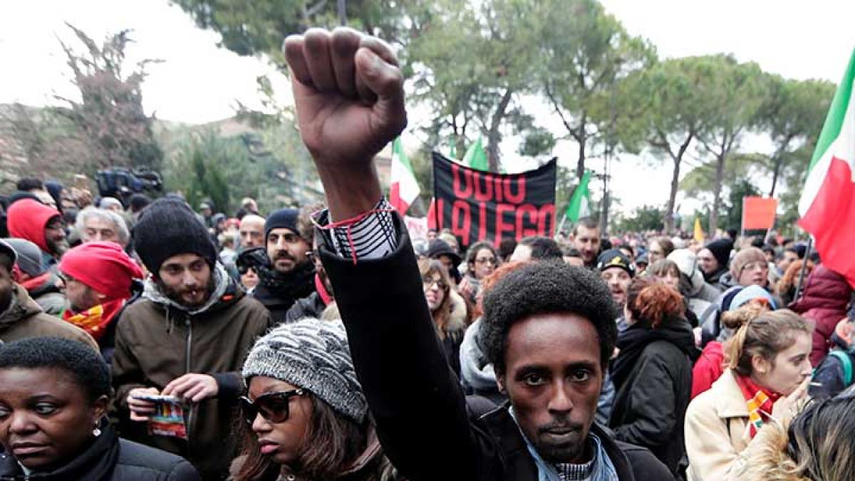 Miles marchan en Italia contra el fascismo y el racismo