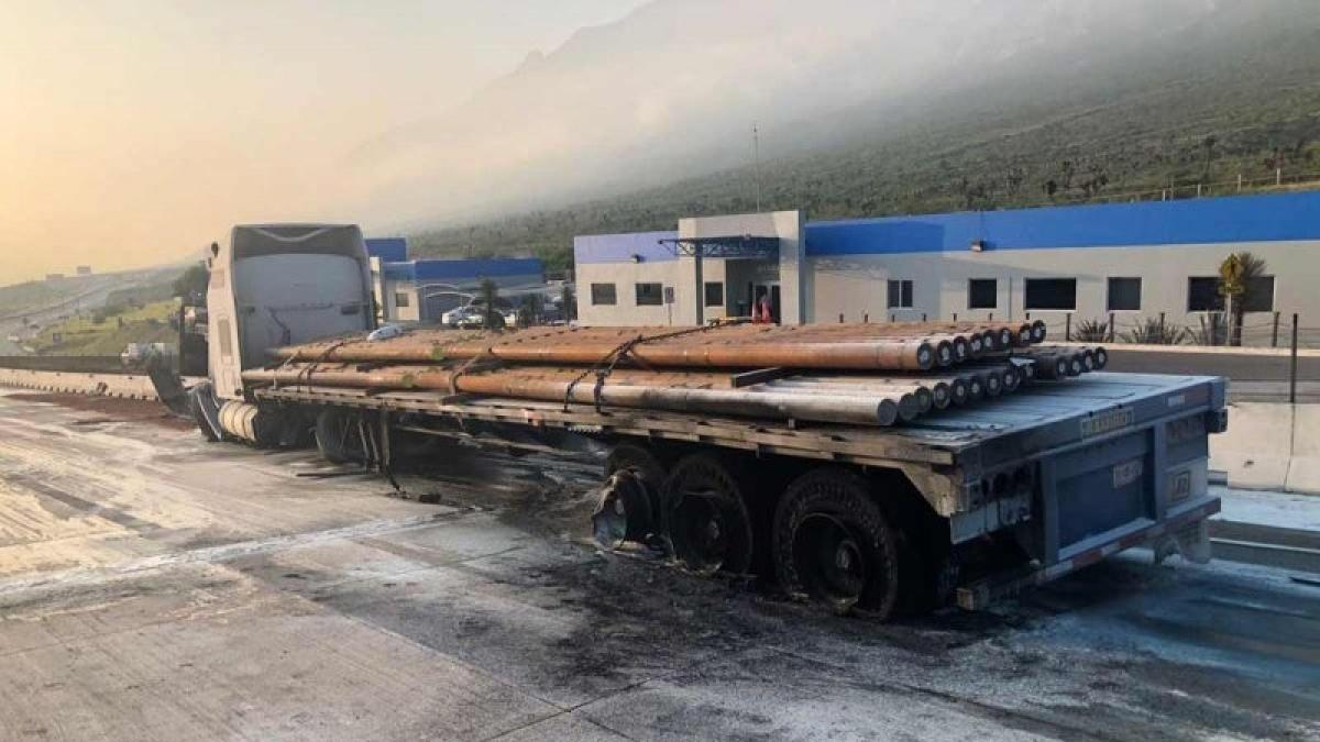 Tráiler se queda sin frenos y choca contra caseta en la Monterrey-Saltillo