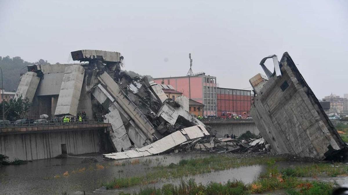 Tragedia en Italia: cae puente y aplasta varios autos