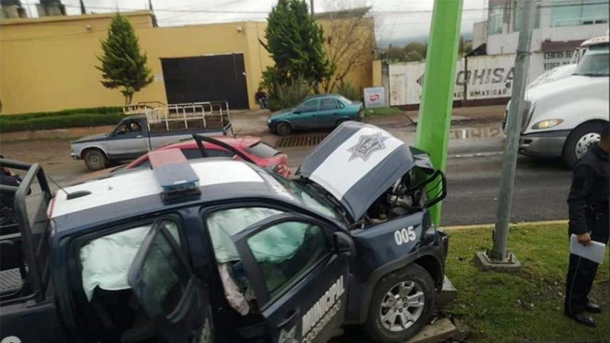 Patrulla se pasa un alto y choca un auto; hay dos lesionados